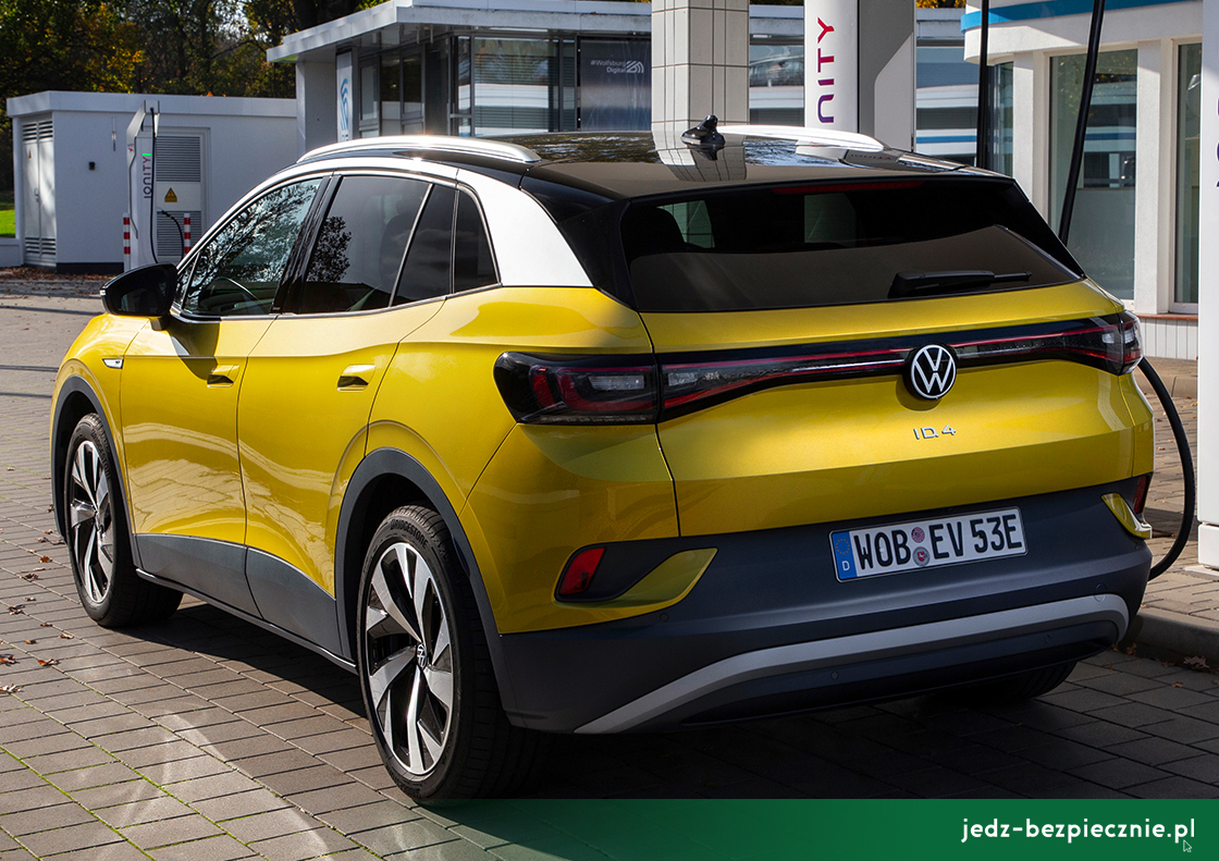 Premiera tygodnia - Volkswagen ID.4 - tył auta podczas ładowania